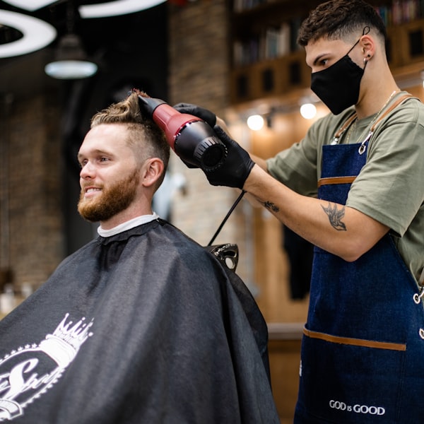 Εσωτερικός χώρος barber shop με κλασικές πολυθρόνες